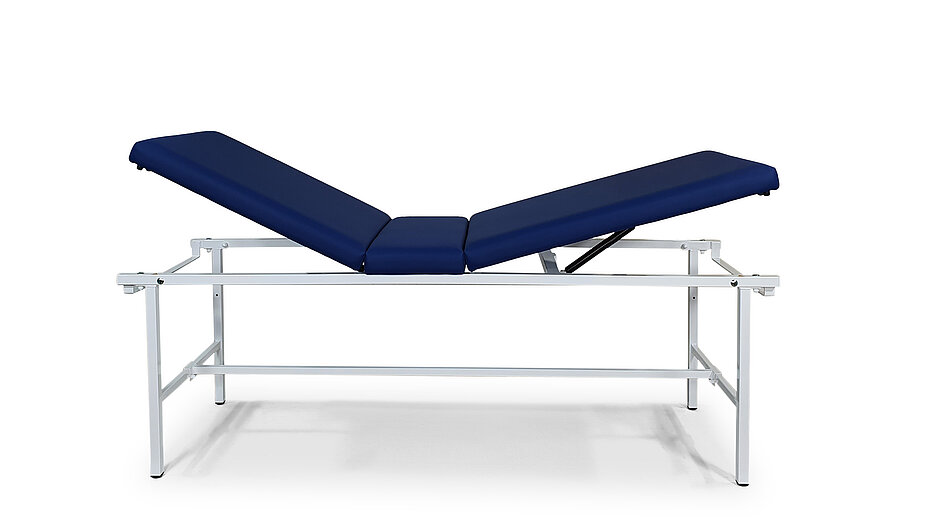 Praxisliege für die Untersuchung und Behandlung mit 3-teiliger Liegefläche. Sowohl Kopf- als auch Fußteil können positiv verstellt werden. Auch die Sitzposition des Patienten ist möglich - Modell 30 2