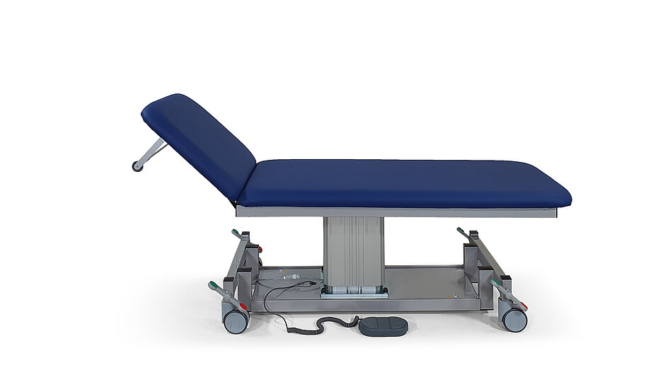 Liege mit mittig angeordneter Hubsäule zur sanften Höhenverstellung für Untersuchung, Behandlung und Therapie in Praxis, Krankenhaus und Ordination mit 2-teiliger Liegefläche - Modell 6000E in niedrigster Position